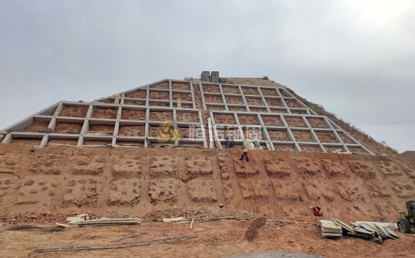 山體護(hù)坡錨桿做法