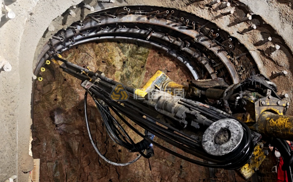 一鉆就塌、錨桿難安裝？自鉆式錨桿攻克礦山破碎帶難題