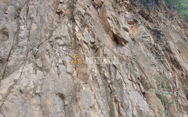 松散及破碎結(jié)構(gòu)巖體的特點(diǎn)